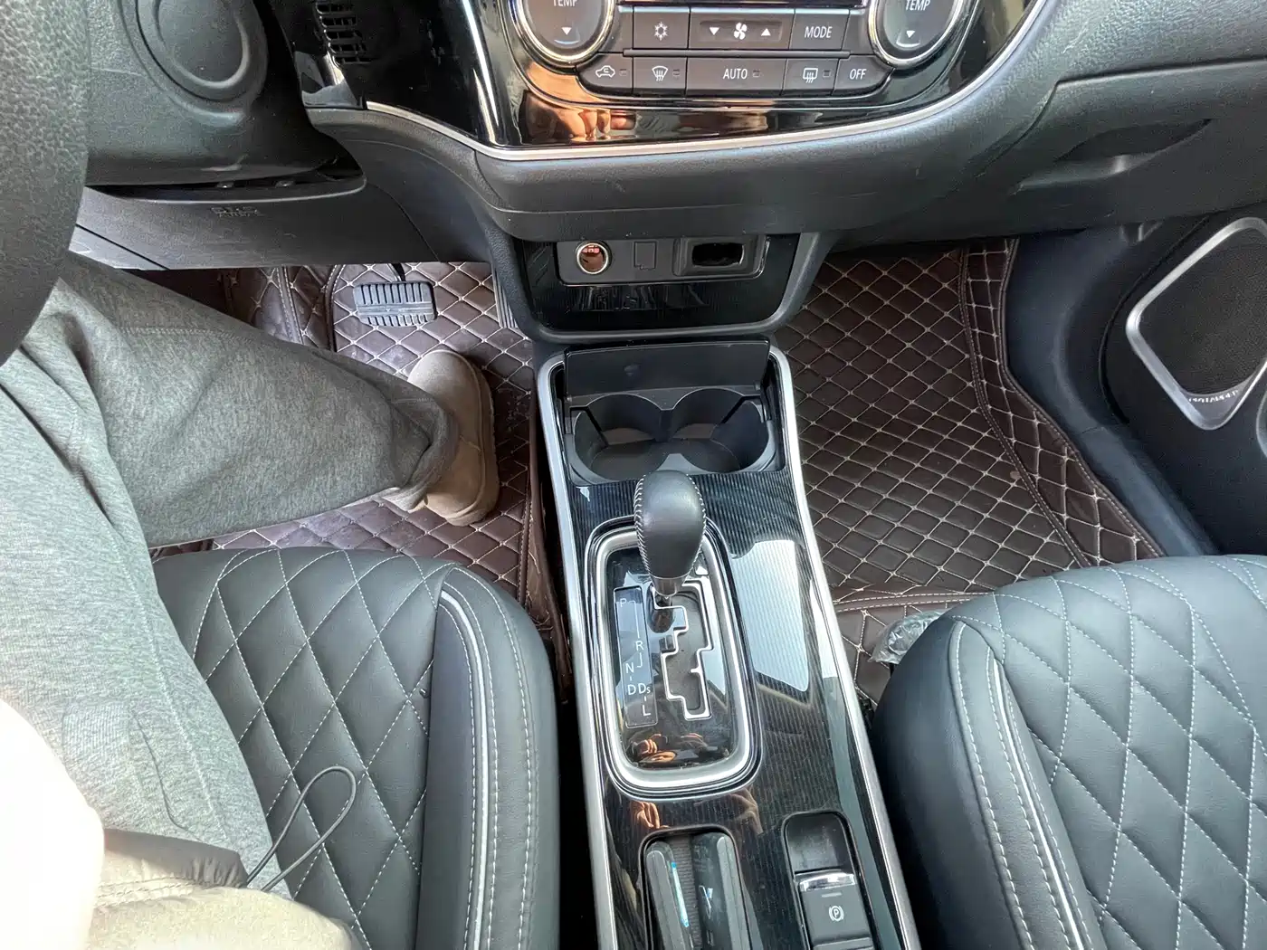 Mitsubishi Outlander 2021 Facelift 2.0L 2WD Premium Edition 7-Seater фото 27