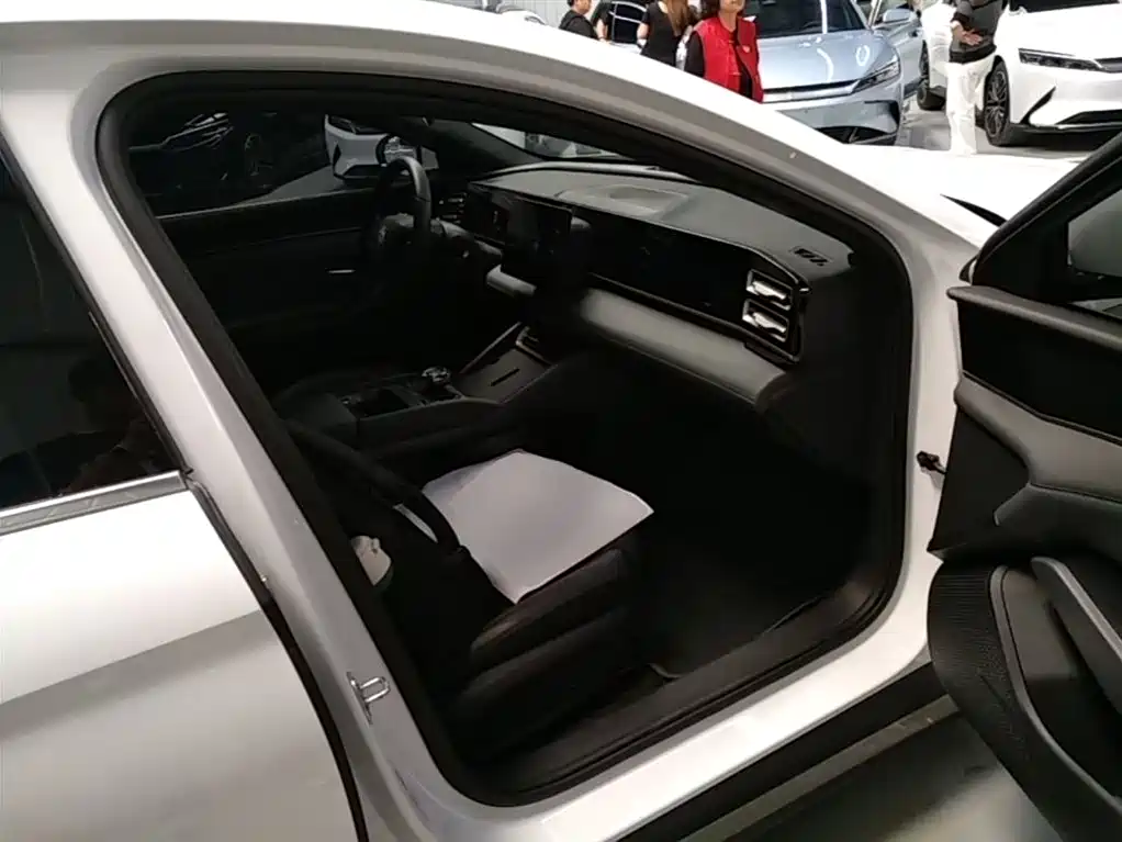 BYD Qin L 2024 DM-i 80KM Leading Edition фото 25