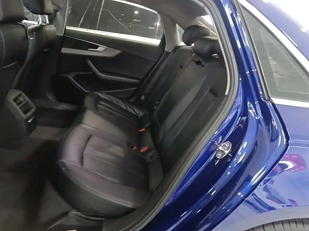 Фото 17 - Audi A4L