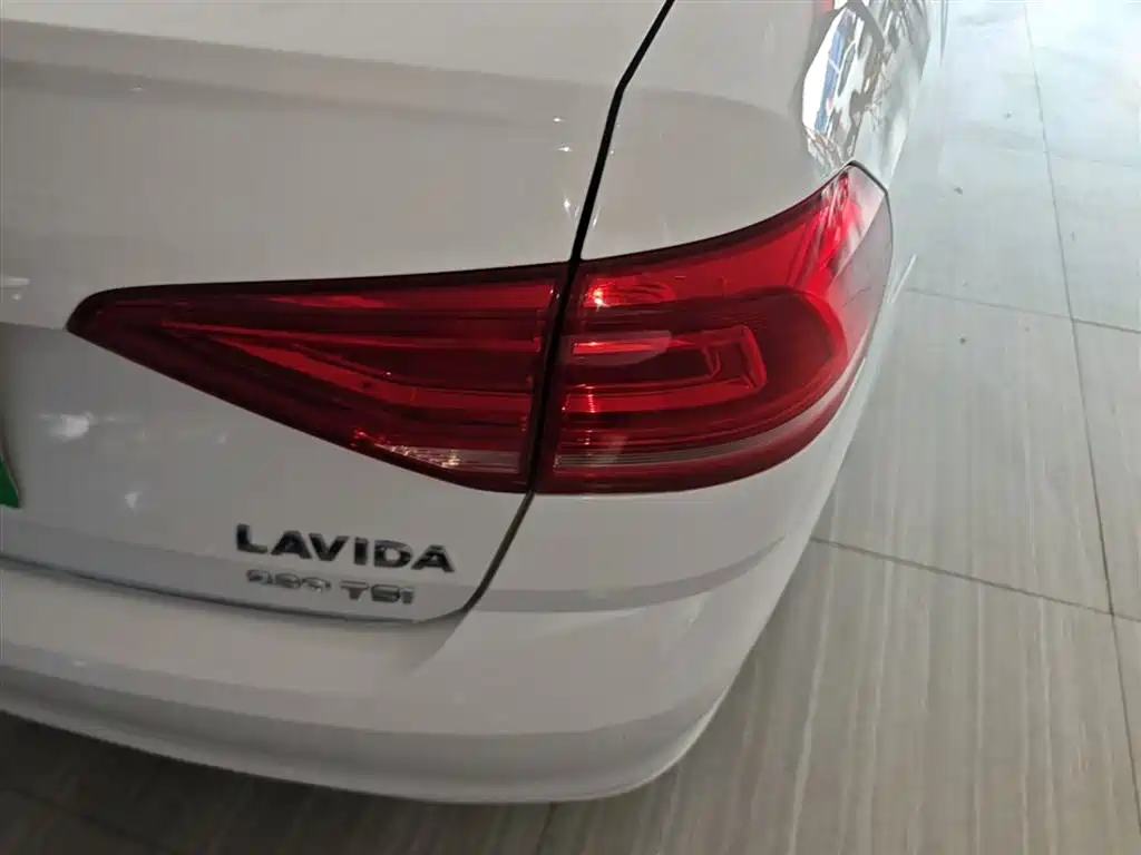 Volkswagen Lavida 2017 1.6L Automatic Comfort Edition фото 8