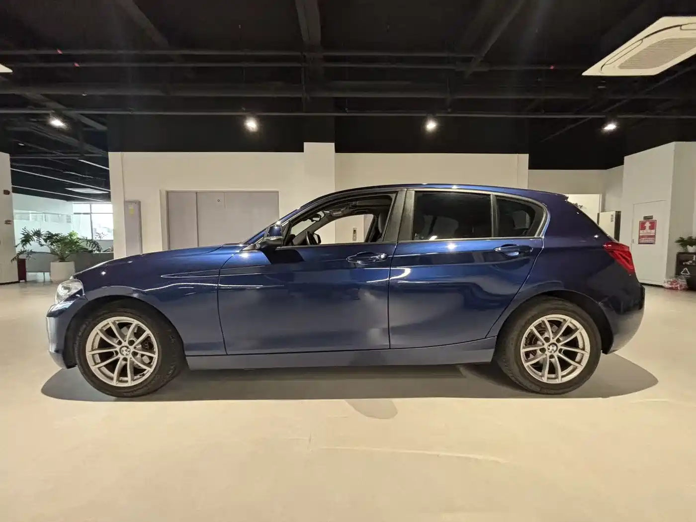 BMW 1 Series (Import) 2016 118i Leading фото 3