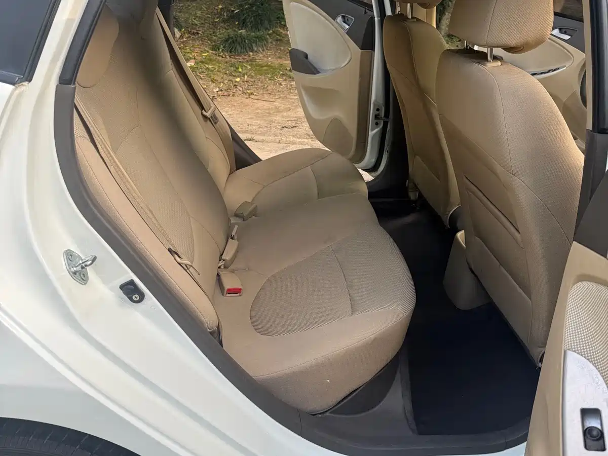 Hyundai Verna 2010 Sedan 1.4L Automatic Fashion GT фото 15