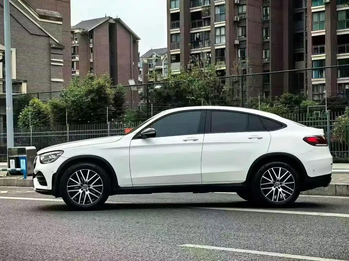 Mercedes-Benz GLC Coupe 2023 Model GLC 260 4MATIC Coupe SUV фото 2