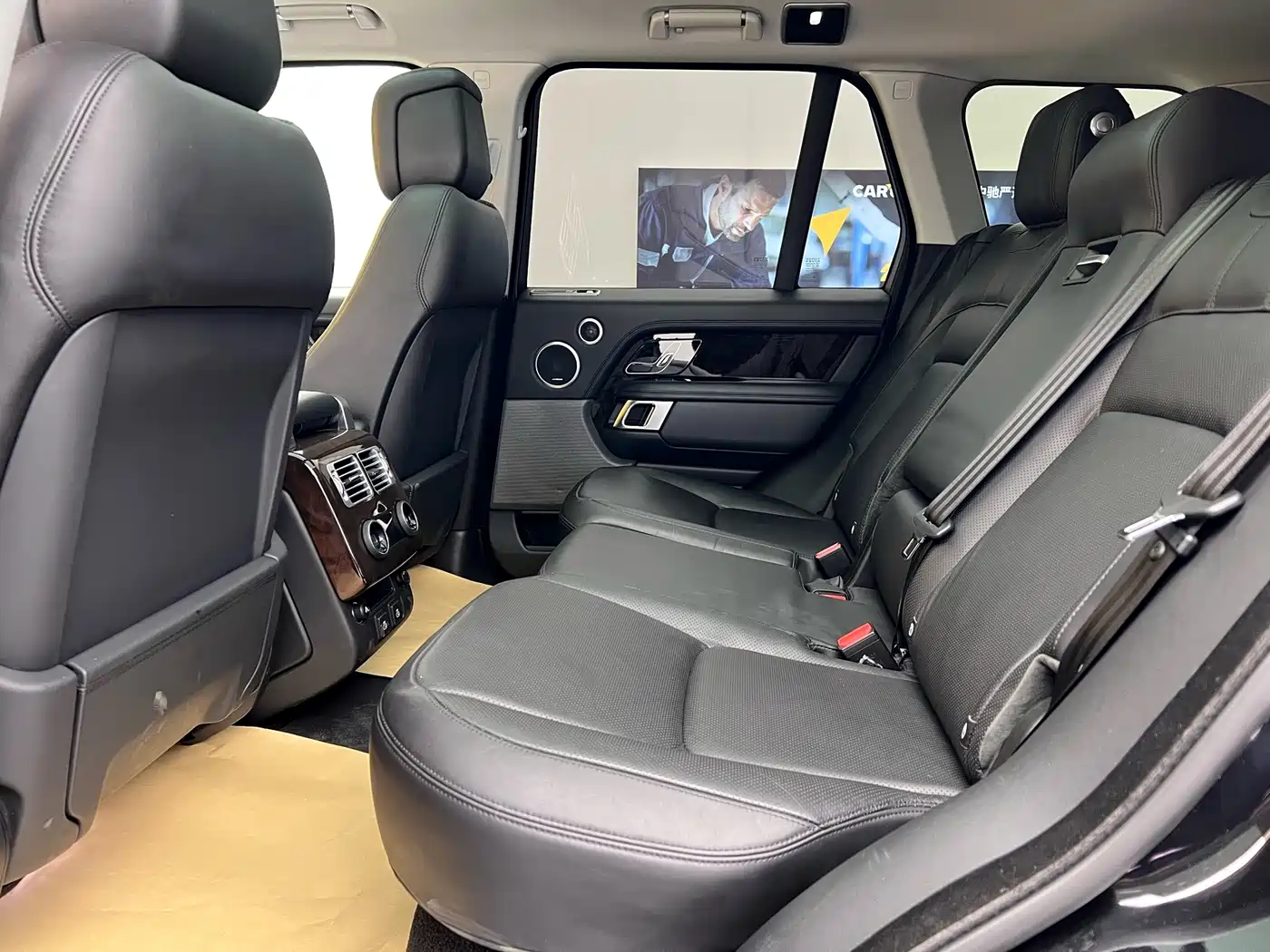 Land Rover Range Rover 2021 3.0 L6 Heritage Edition фото 9