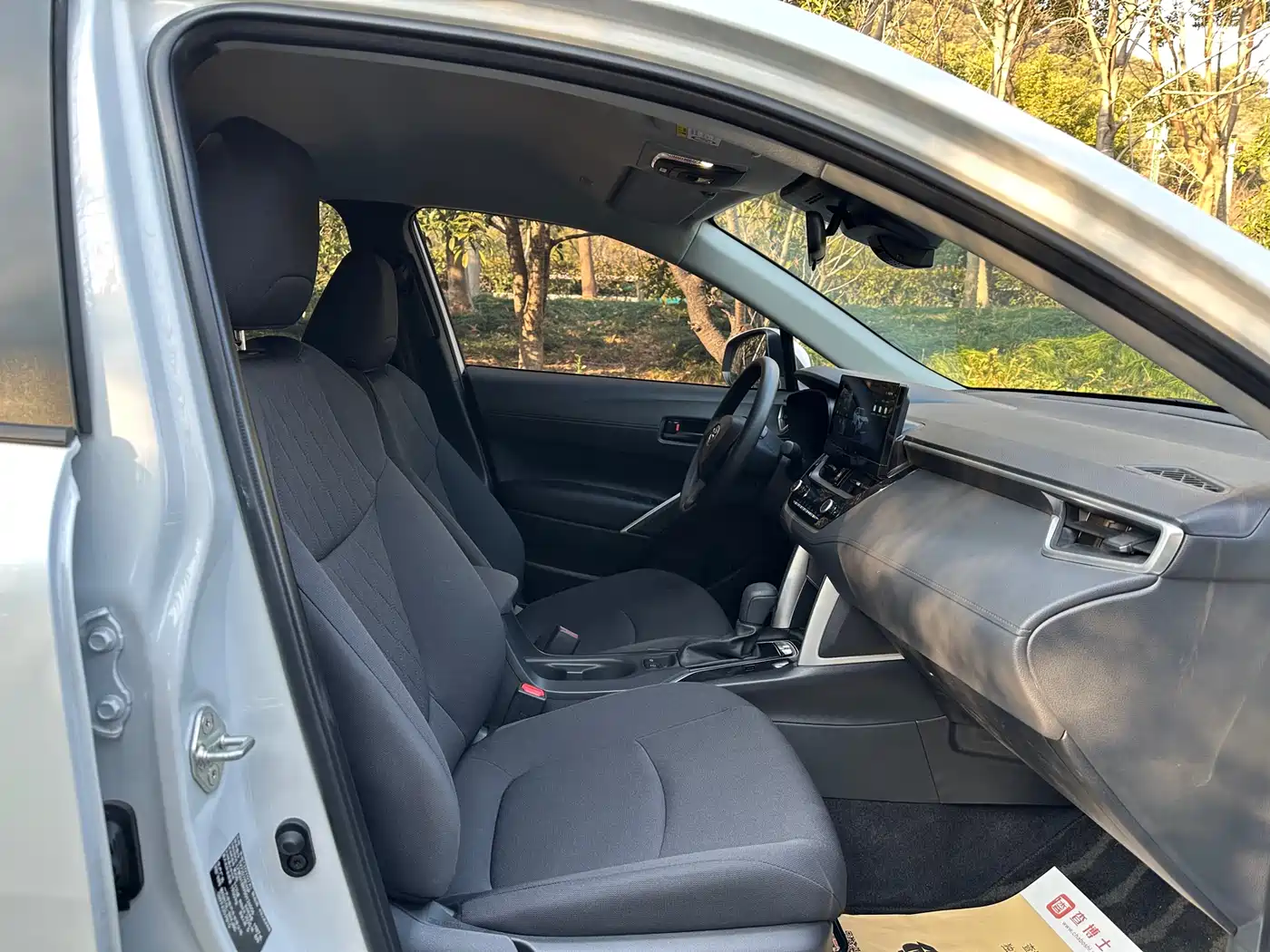 Toyota Corolla Cross 2024 2.0L Smart Hybrid Dual Engine Pioneer Edition фото 9