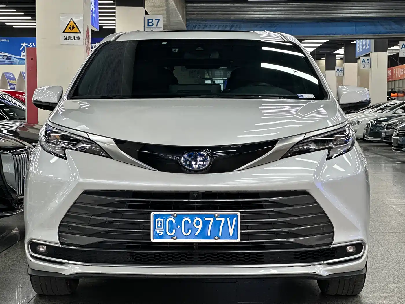 Toyota Sienna 2021 2.5L Hybrid Ultimate Edition фото 2