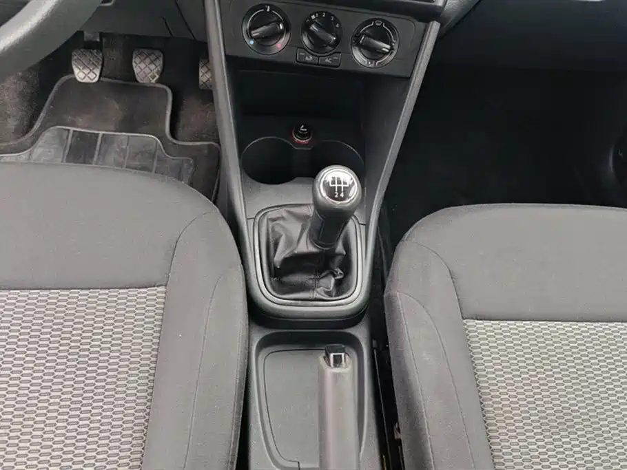 Volkswagen Polo 2013 1.4L Manual Trend Edition фото 16