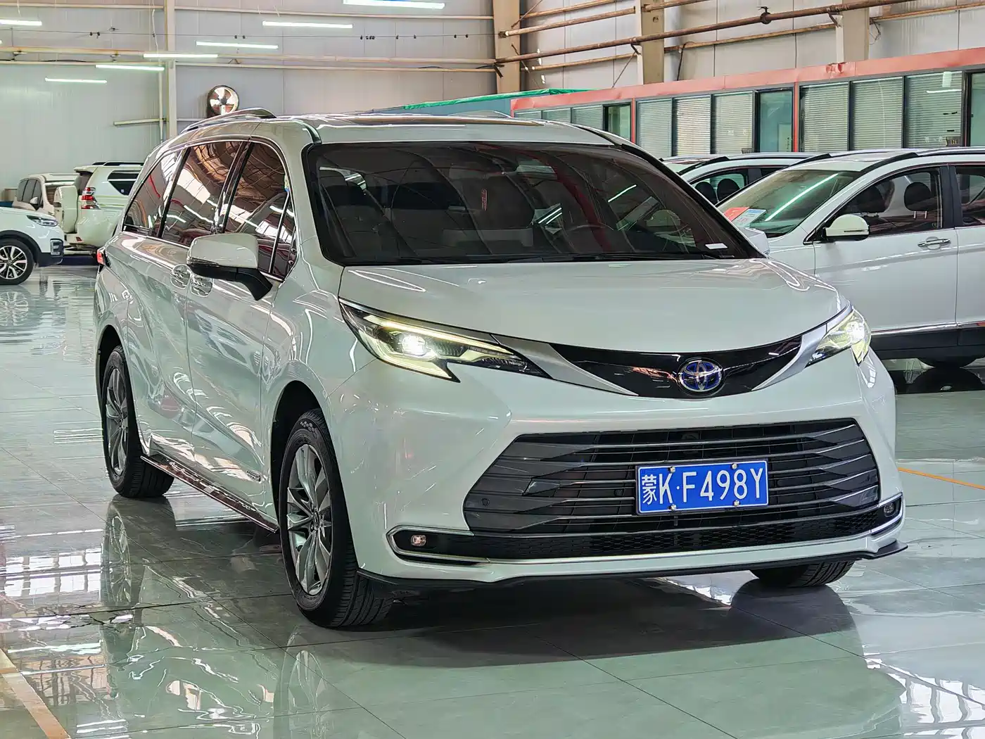 Toyota Sienna 2023 2.5L Hybrid Ultimate Edition фото 3