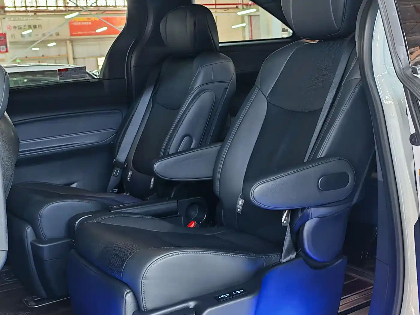 Toyota Sienna 2023 2.5L Hybrid Ultimate Edition фото 4