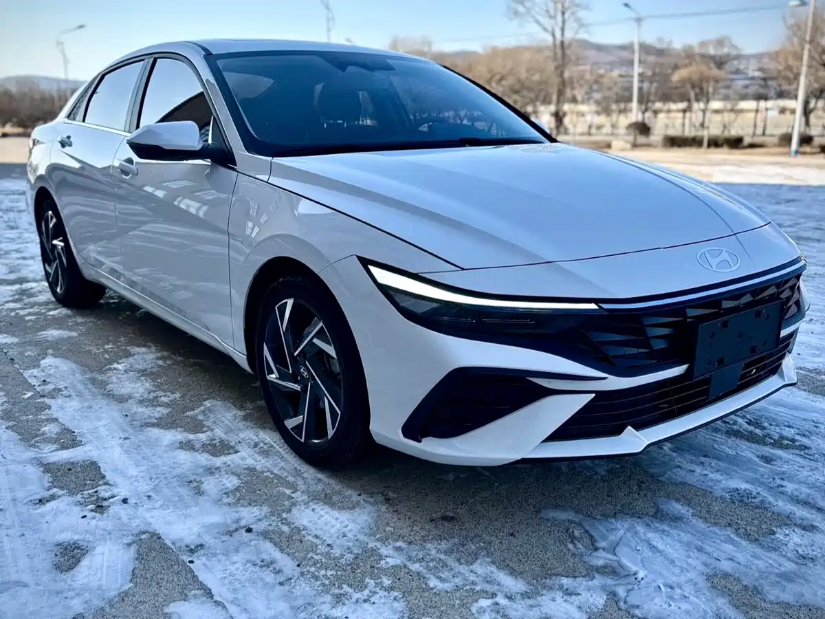 Hyundai Elantra 2023 Model 1.5L CVT LUX Premium Edition фото 3