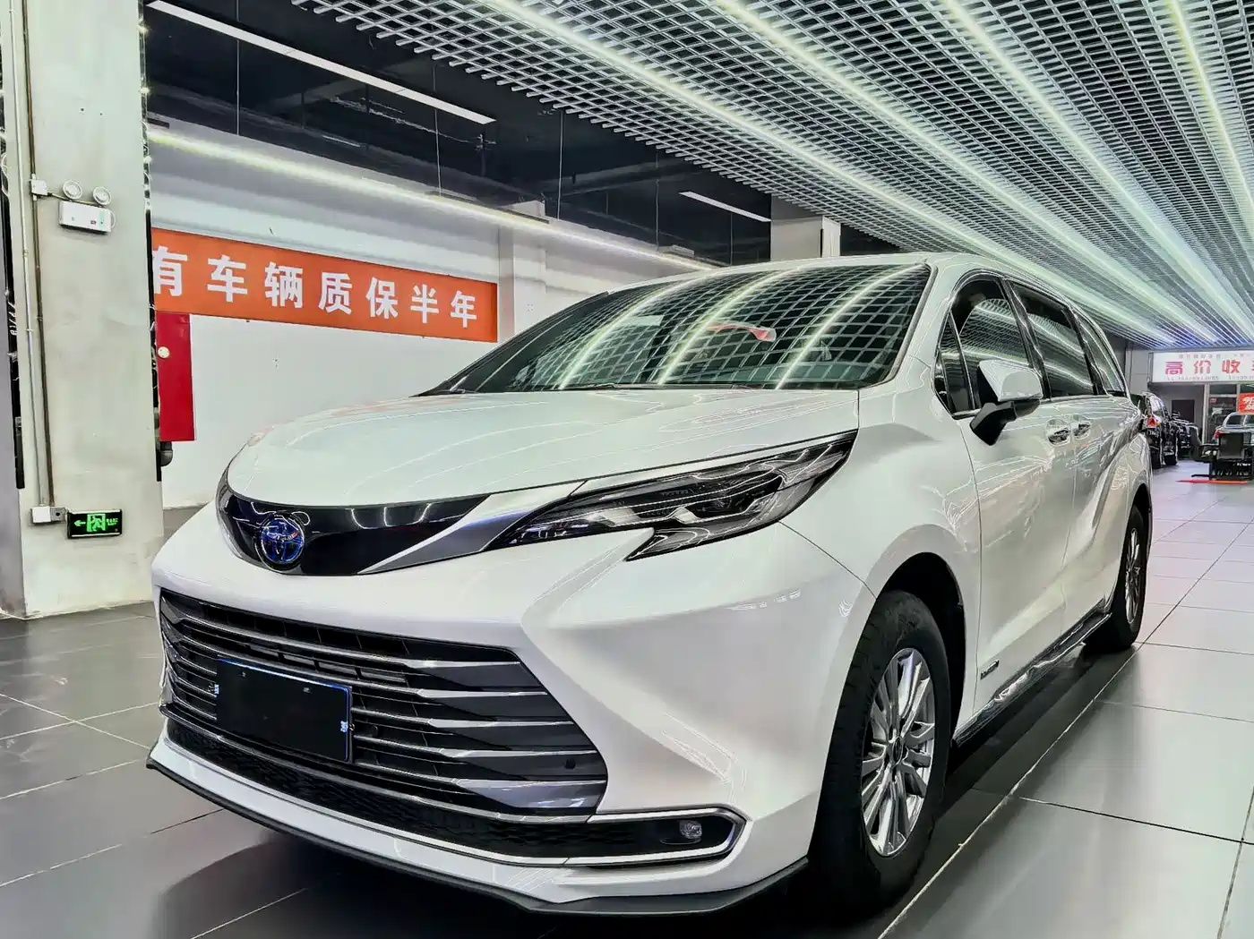Toyota Sienna 2021 2.5L Hybrid Luxury Edition фото 2