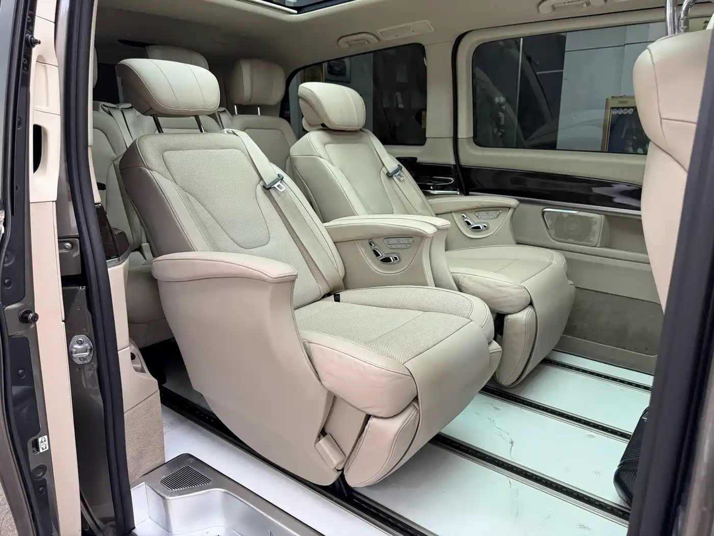 Mercedes-Benz V-Class 2017 Model V 260 Premium Edition фото 42