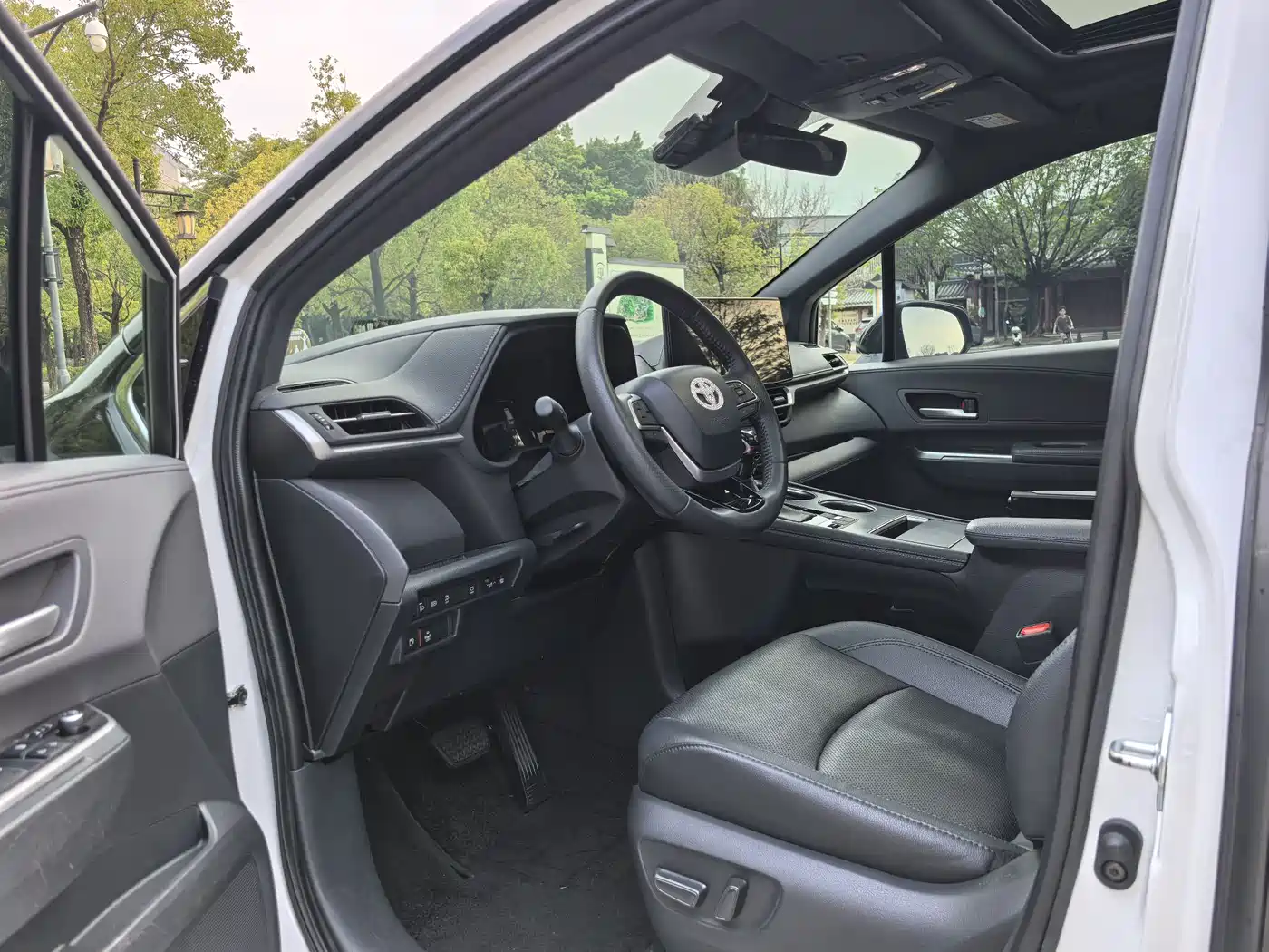 Toyota Sienna 2024 2.5L Hybrid Premium Edition фото 14