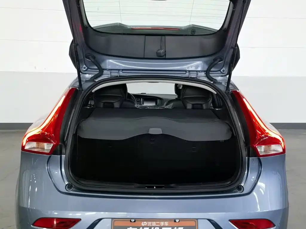 Volvo V40 2018 2018 T3 R-Design Edition