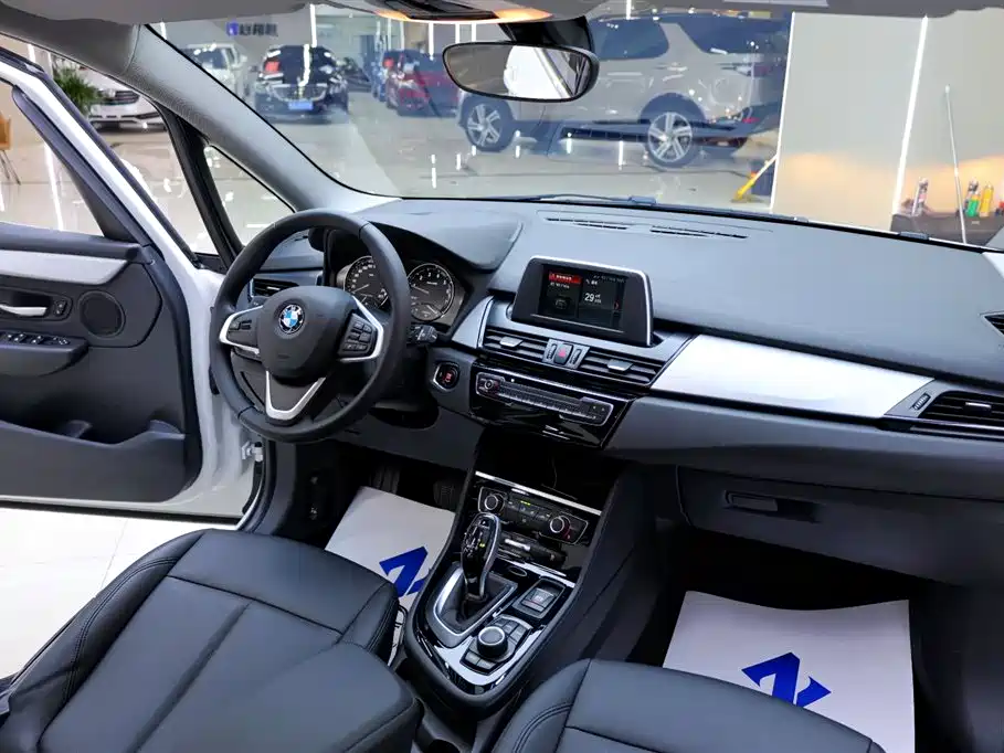 BMW 2 Series Gran Tourer 2019 220i Leading фото 19