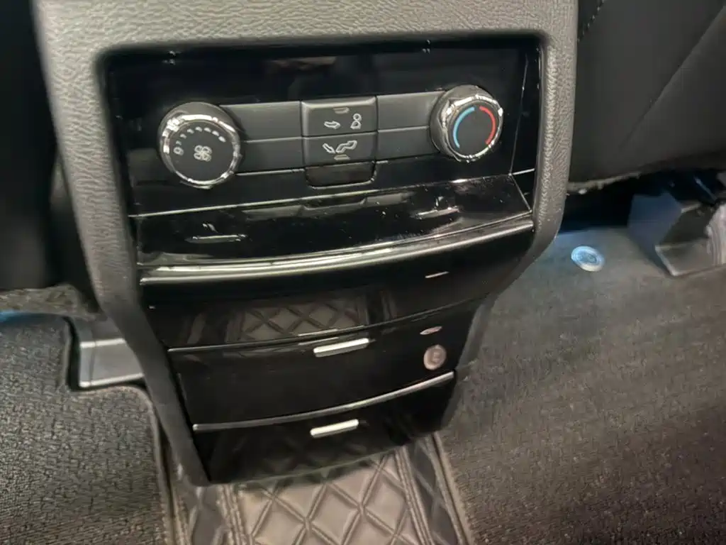 Фото 13 - Ford Edge