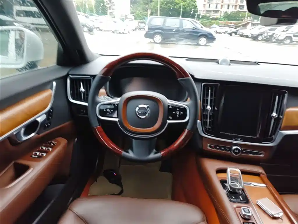 VOLVO S90