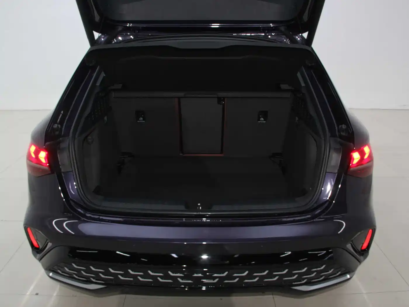 Audi A3 2025 Facelift Sportback 35TFSI Flying Spur Premium фото 25