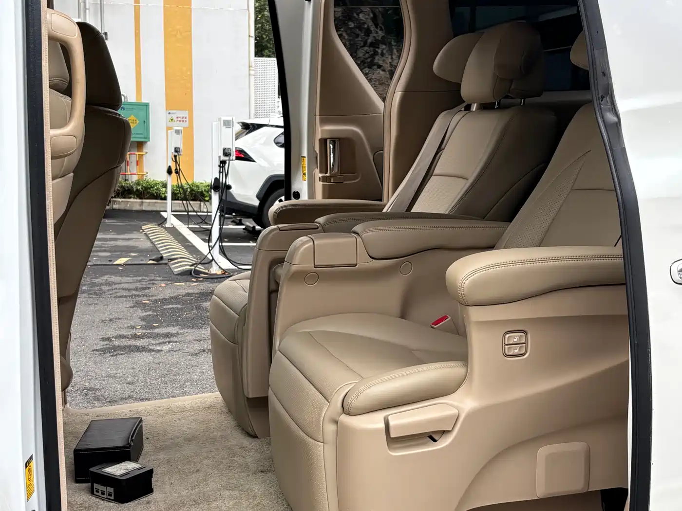 Toyota Alphard 2011 3.5L Luxury Edition фото 9