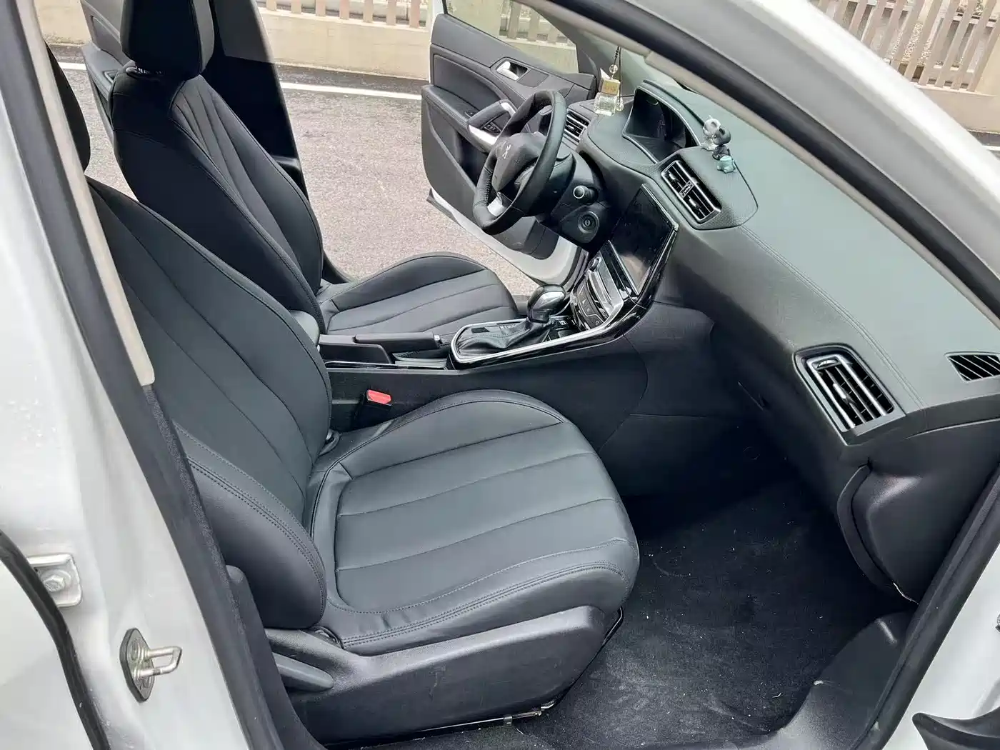 Peugeot 308 2019 1.6L Automatic Luxury Version China V фото 8