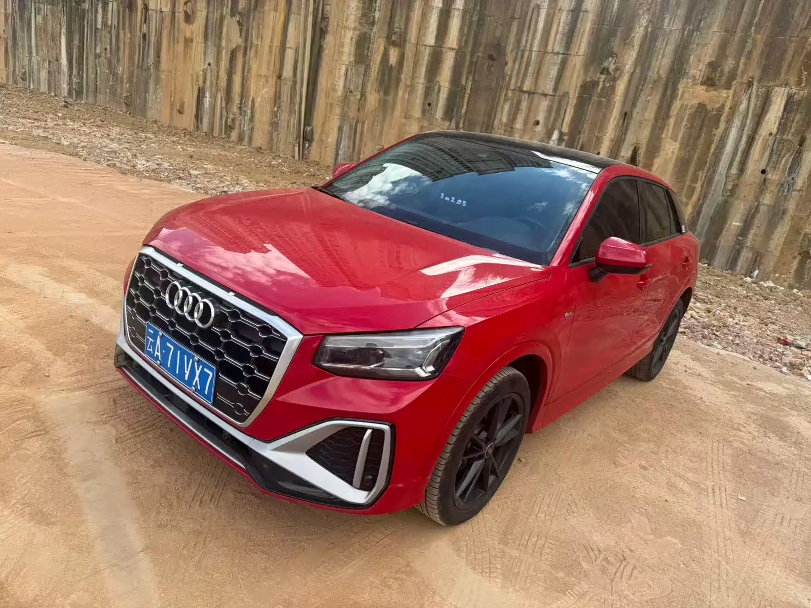 Photo 3 - Audi Q2L