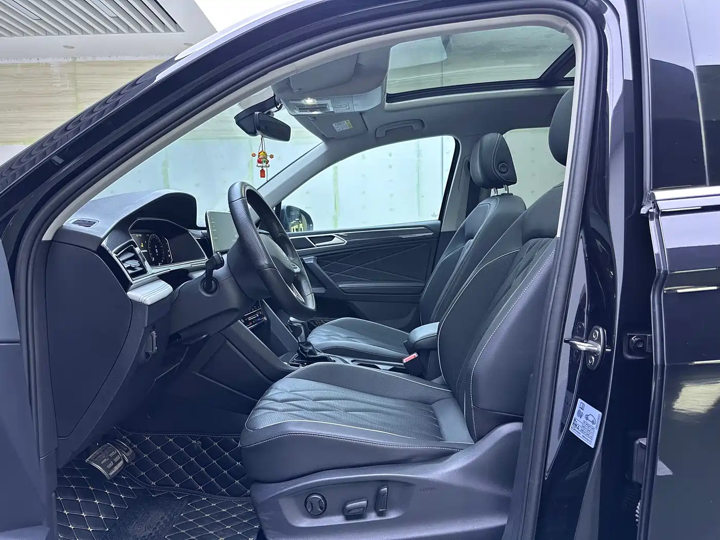 Volkswagen Tiguan L 2024 330TSI Automatic 2WD R-Line Premium Enjoyment Edition фото 8