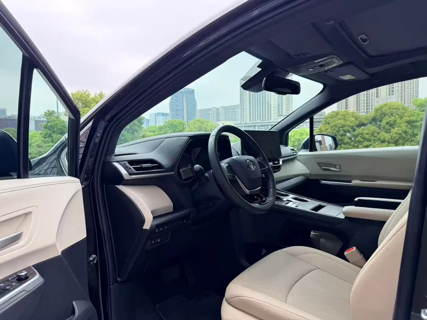 Toyota Sienna 2021 2.5L Hybrid Premium Edition фото 8