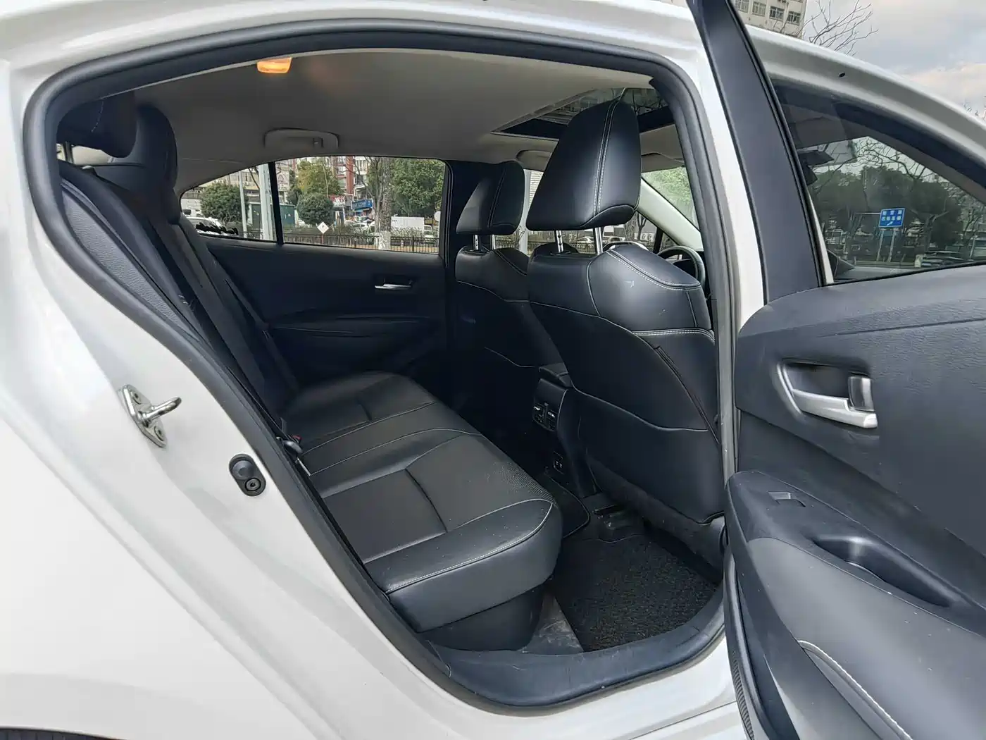 Toyota Corolla 2019 Hybrid 1.8L E-CVT Flagship Edition фото 4