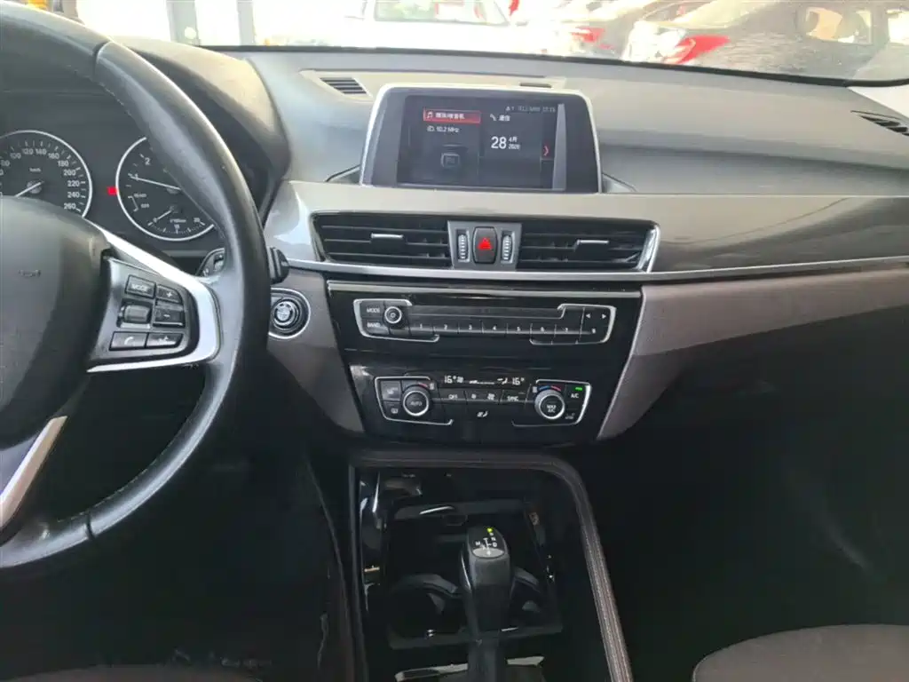BMW X1 2018 sDrive18Li Premium Model фото 13