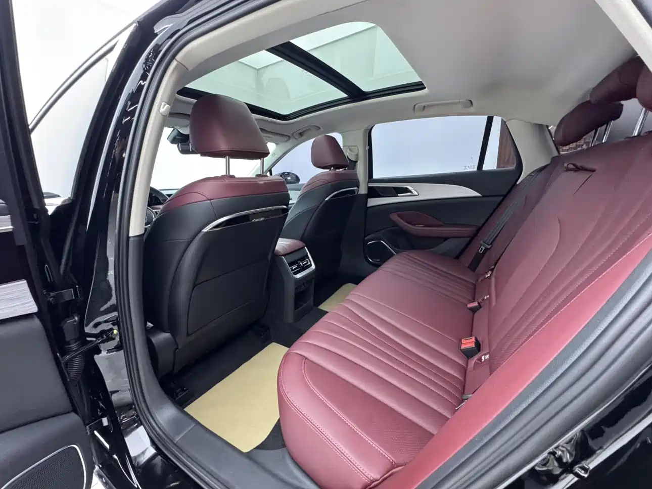 Hongqi H5 2025 1.5T DCT Flag Rhythm 500,000 Units Memorial Edition фото 13
