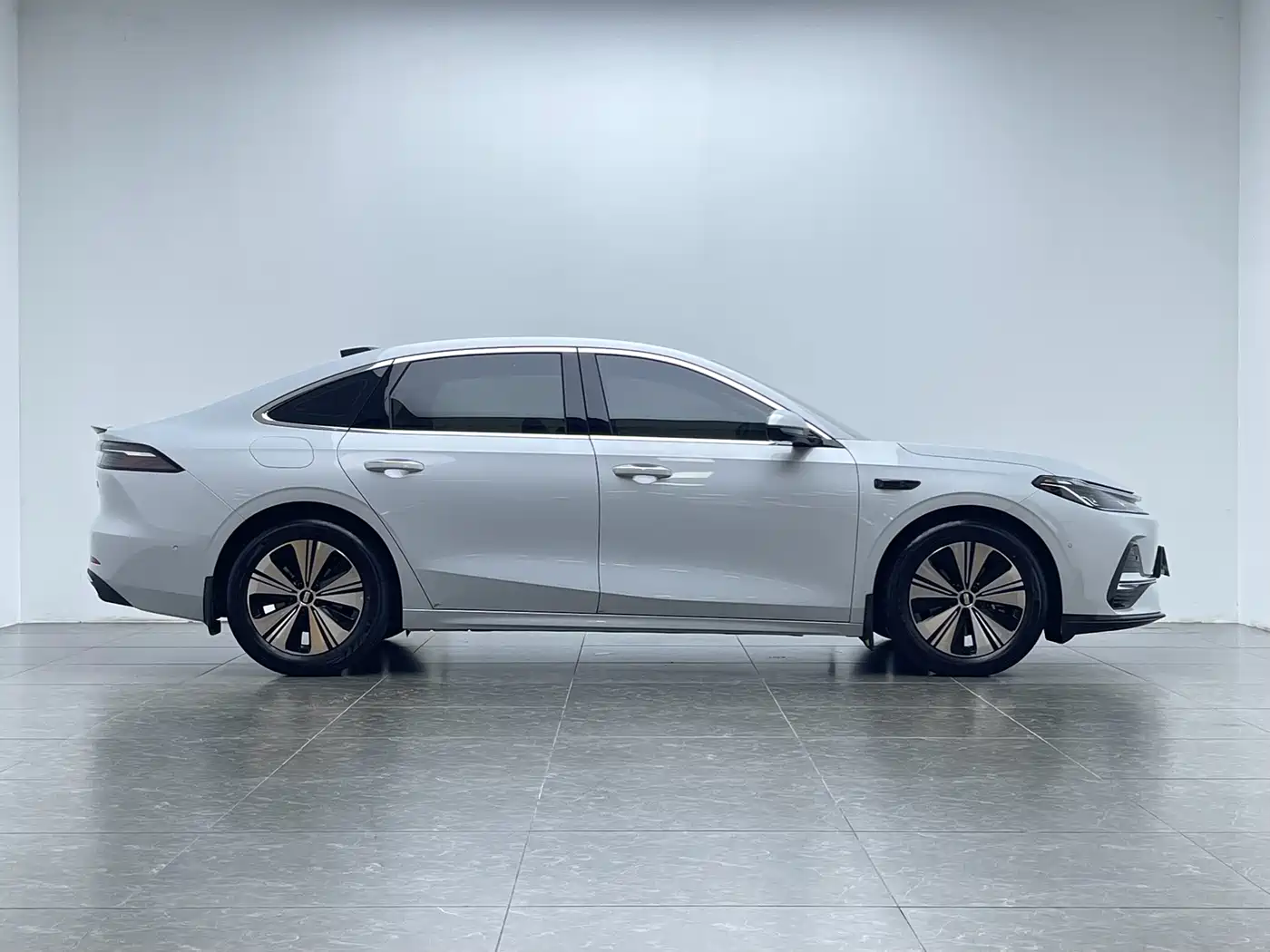 Geely Galaxy Galaxy A7 2025 EM-i 150km Explorer+ Edition фото 8