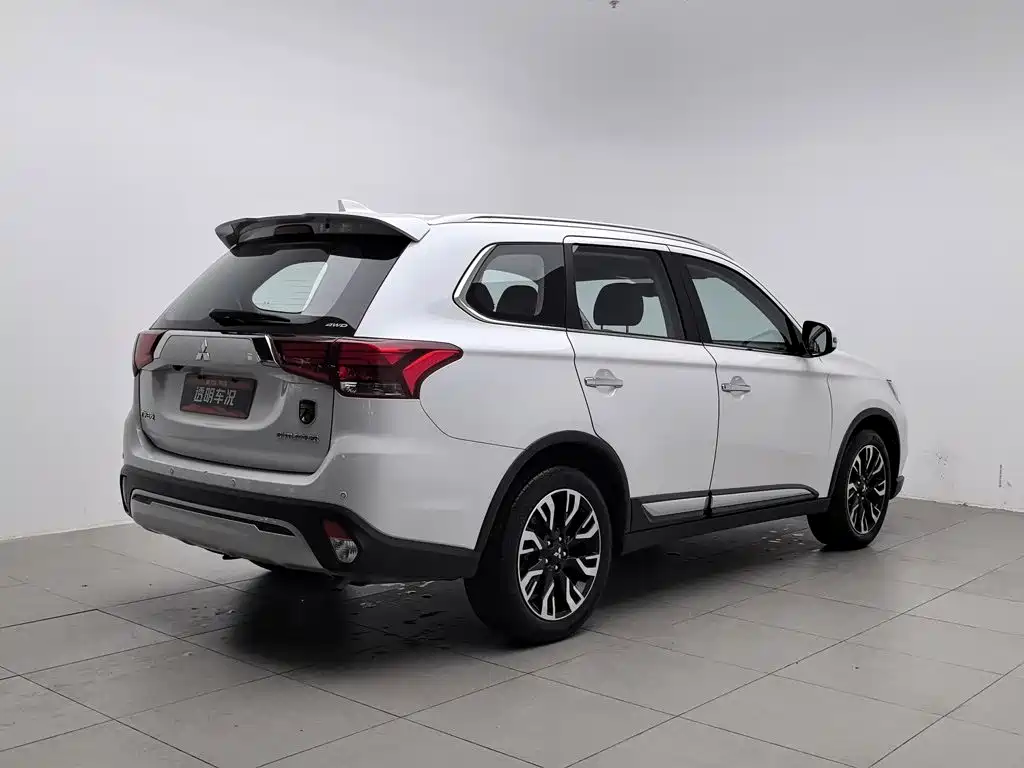Фото 2 - Mitsubishi Outlander