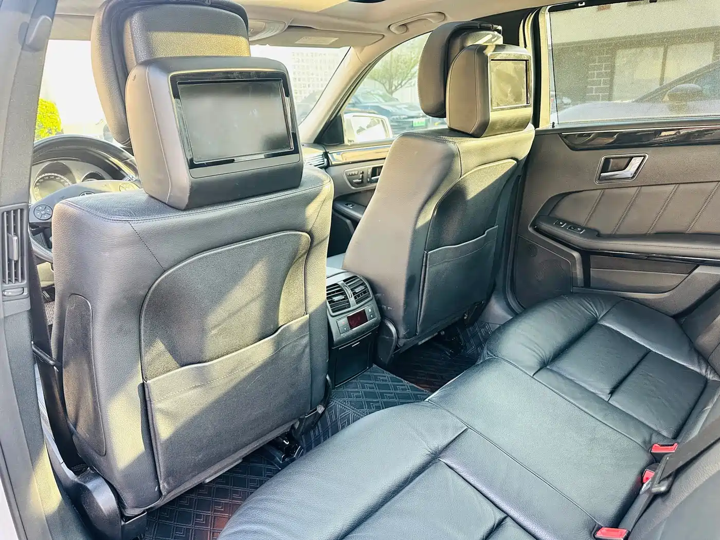 Mercedes-Benz E-Class 2010 E 300 L Fashion фото 26