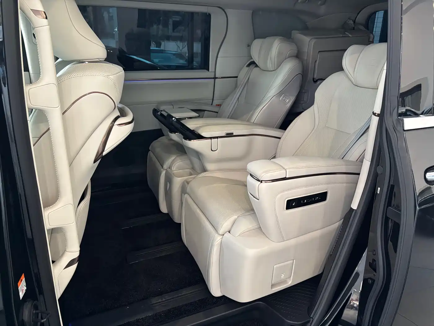 Lexus LM 2025 Model 500h Six-Seater Prestige Edition фото 10
