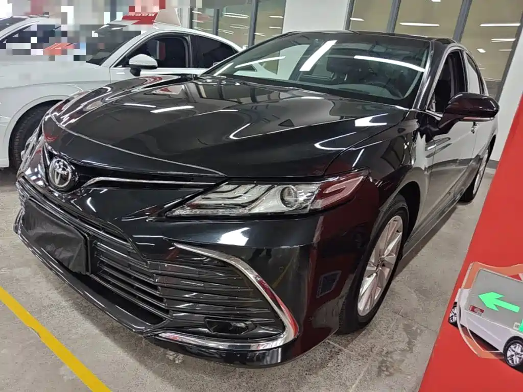 Фото 2 - Toyota Camry
