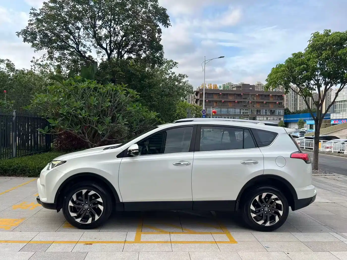 Toyota RAV4 Rongfang 2016 2.5L Automatic 4WD Premium фото 4