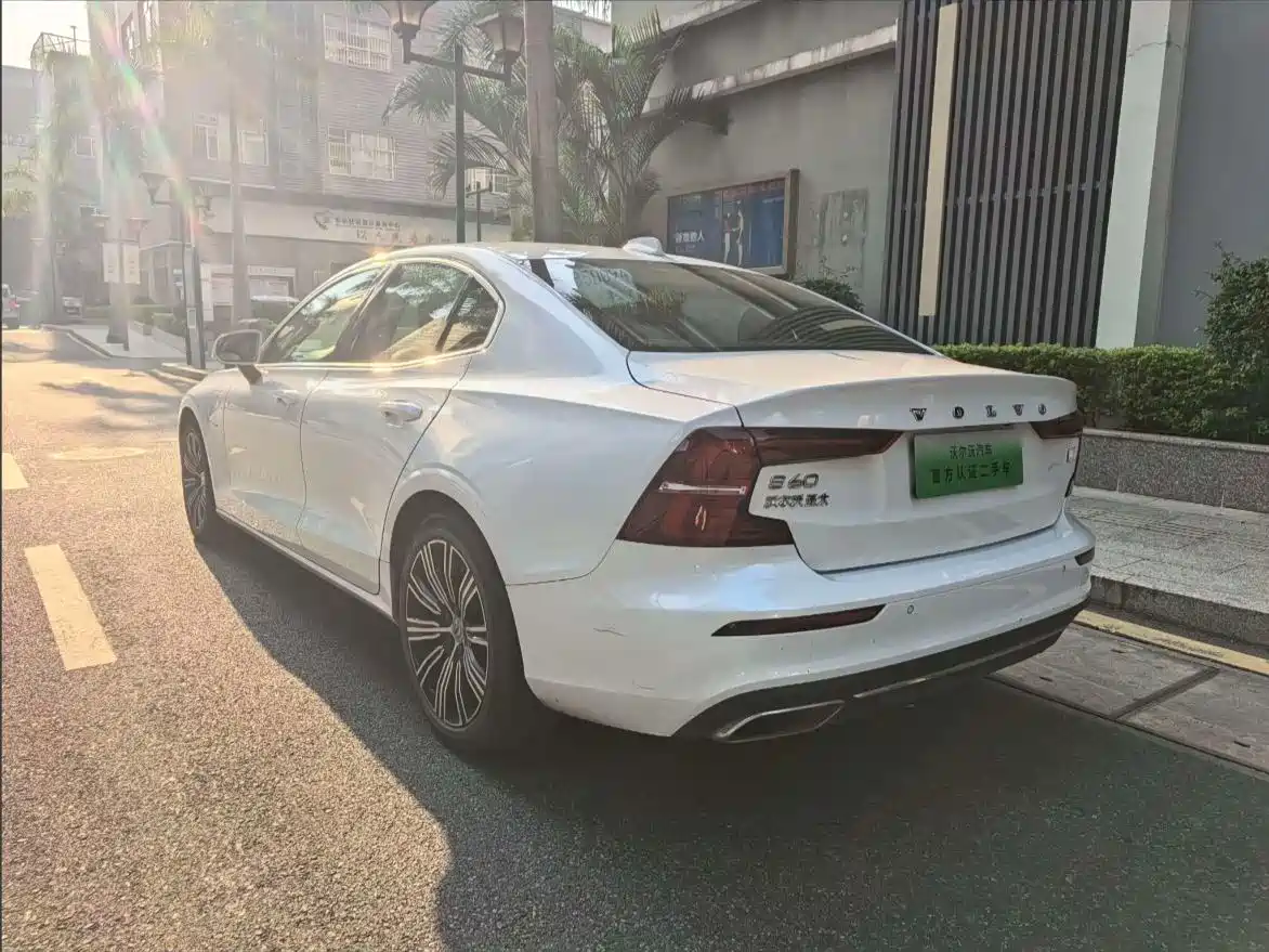Volvo S60 Plug-in Hybrid 2021 2022 T8 E-AWD Hybrid Intelligent Luxury Edition
