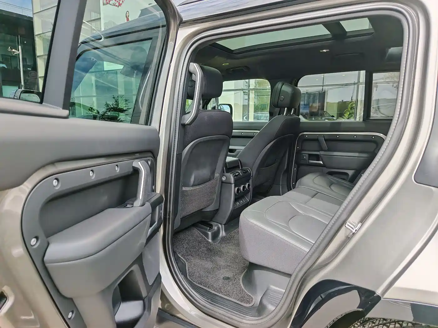 Land Rover Defender 2025 110 3.0T P400 X фото 12