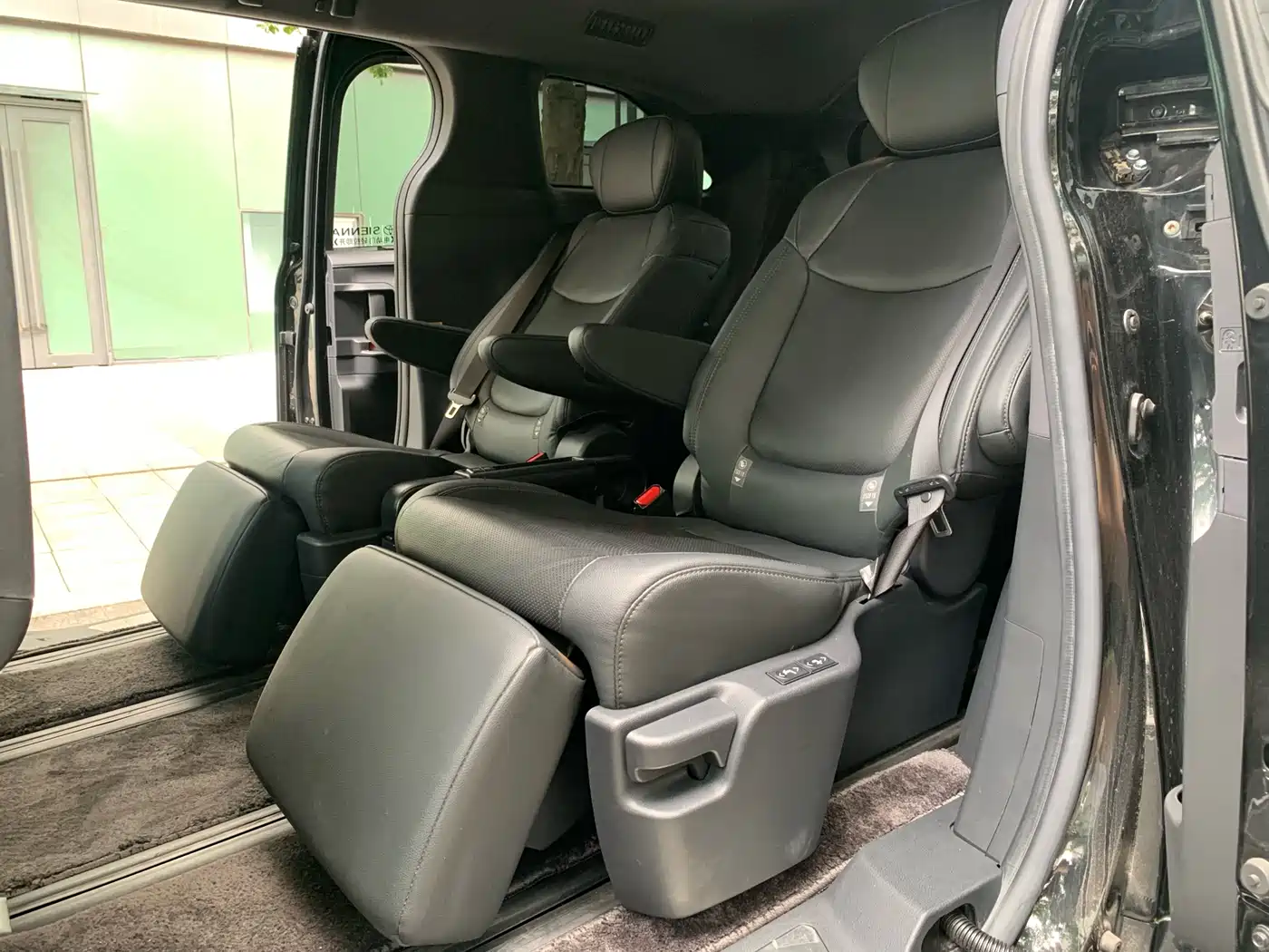Toyota Sienna 2023 2.5L Hybrid Premium Edition фото 24