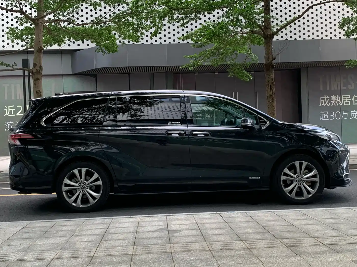 Toyota Sienna 2023 2.5L Hybrid Premium Edition фото 8