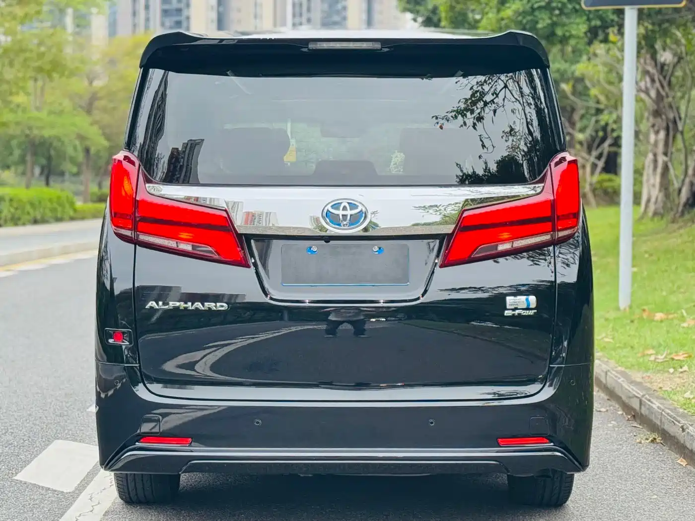 Toyota Alphard 2019 Hybrid 2.5L Luxury фото 4