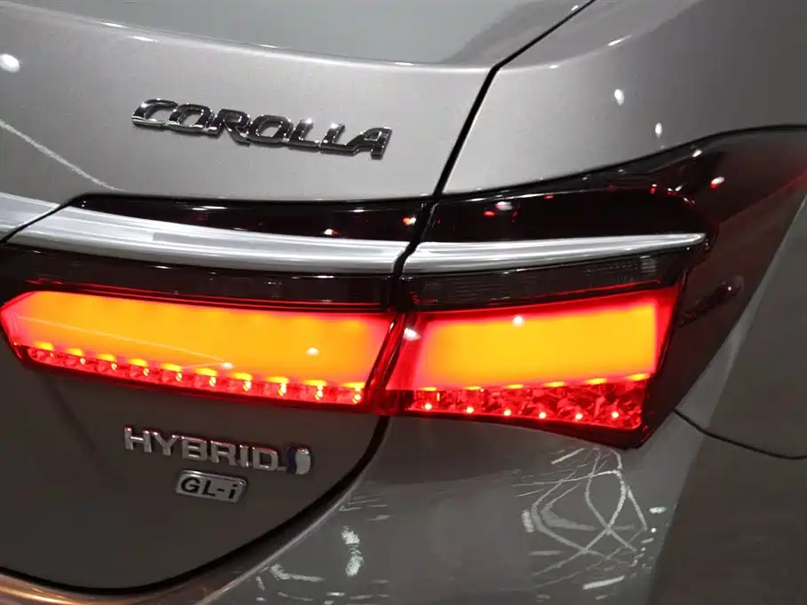 Toyota Corolla 2017 Facelift Hybrid 1.8L E-CVT Leading Edition фото 8