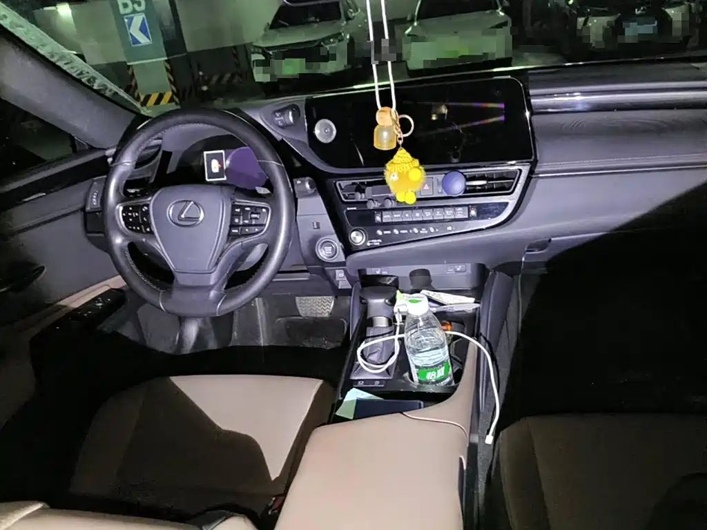 Фото 12 - Lexus ES