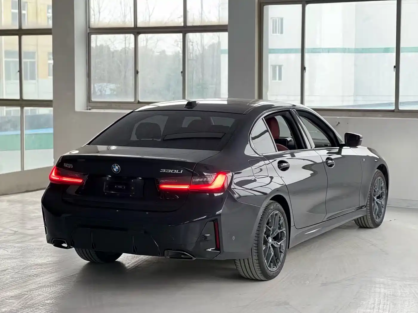 BMW 3 Series 2025 330Li M Sport Night Edition фото 8