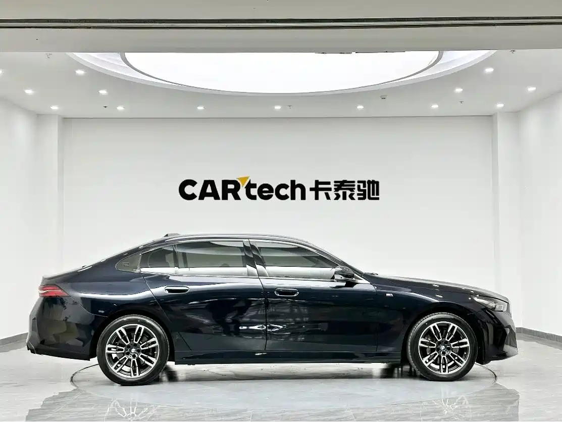 BMW 5 Series 2024 530Li Leading M Sport Package фото 3