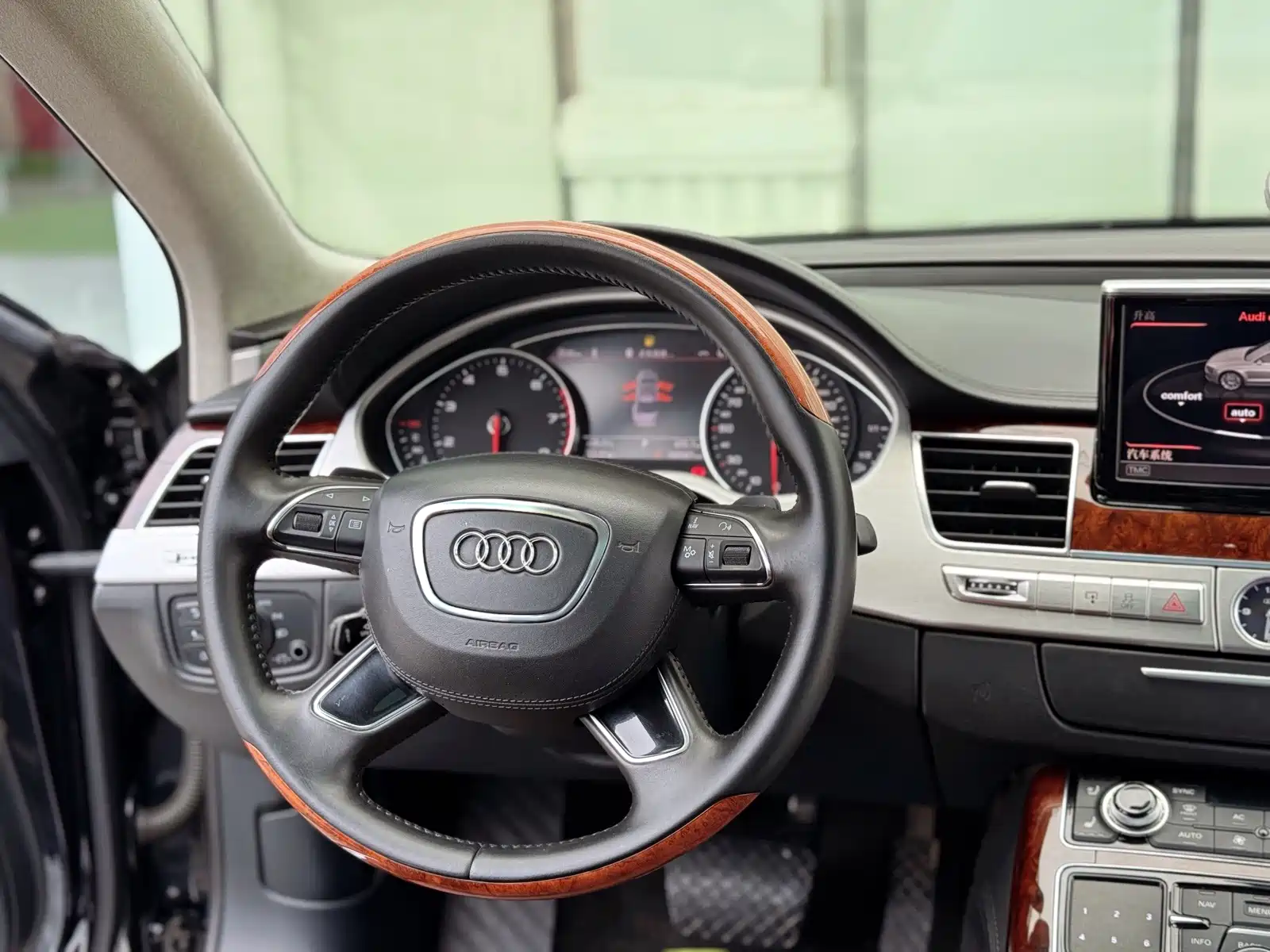 Фото 13 - Audi A8
