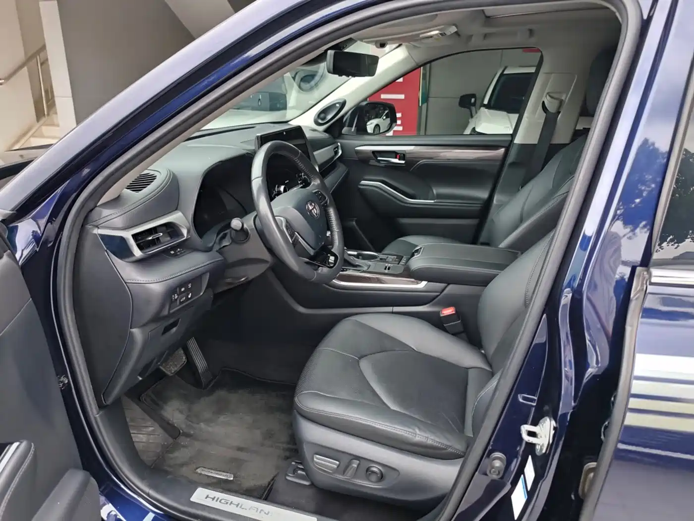 Photo 2 - Toyota Highlander