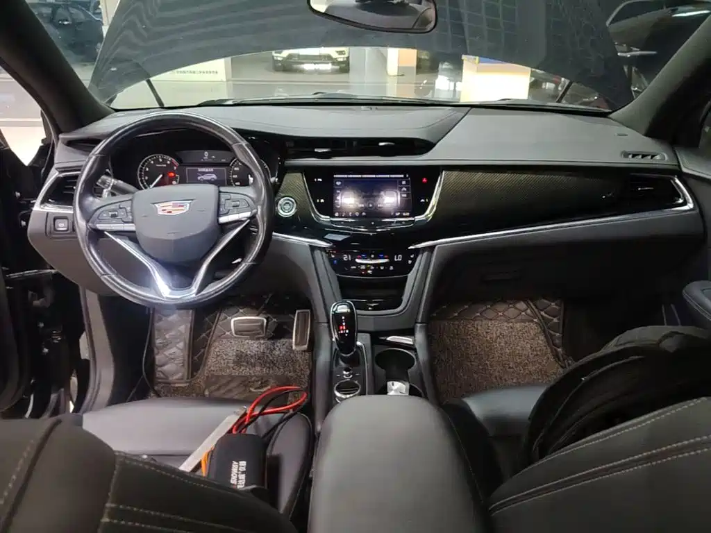 Photo 10 - Cadillac XT6