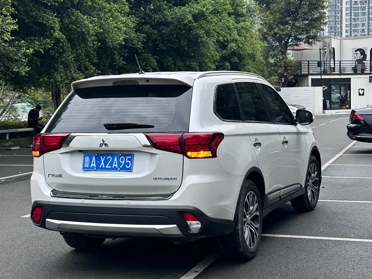 Mitsubishi Outlander 2018 2.4L 4WD Luxury Edition 7-seater фото 5