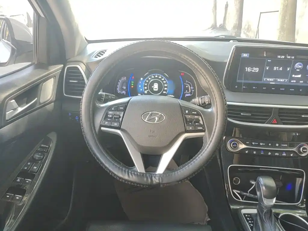 Photo 11 - Hyundai Tucson